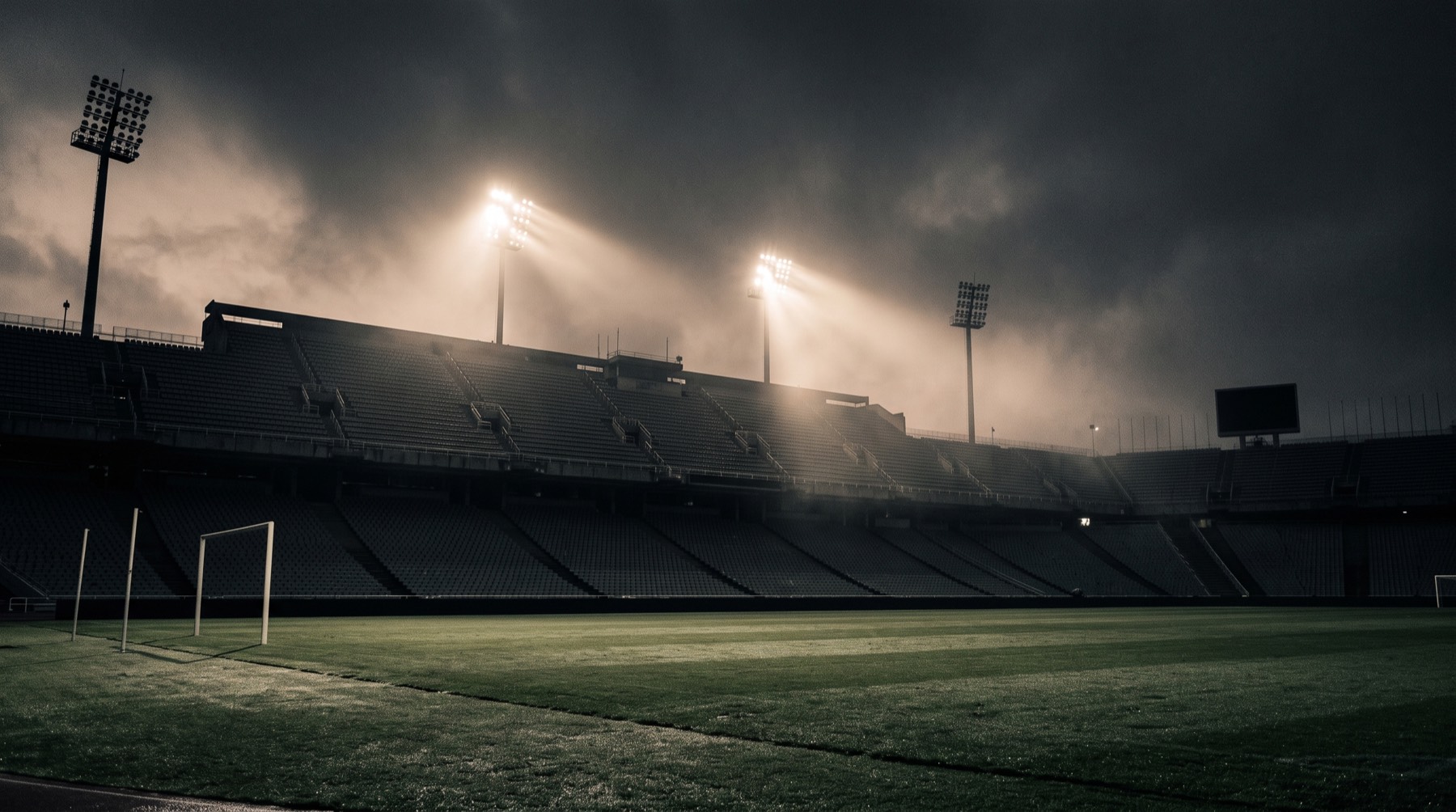 Leeres Stadion bei Nacht, Flutlicht im Dunst